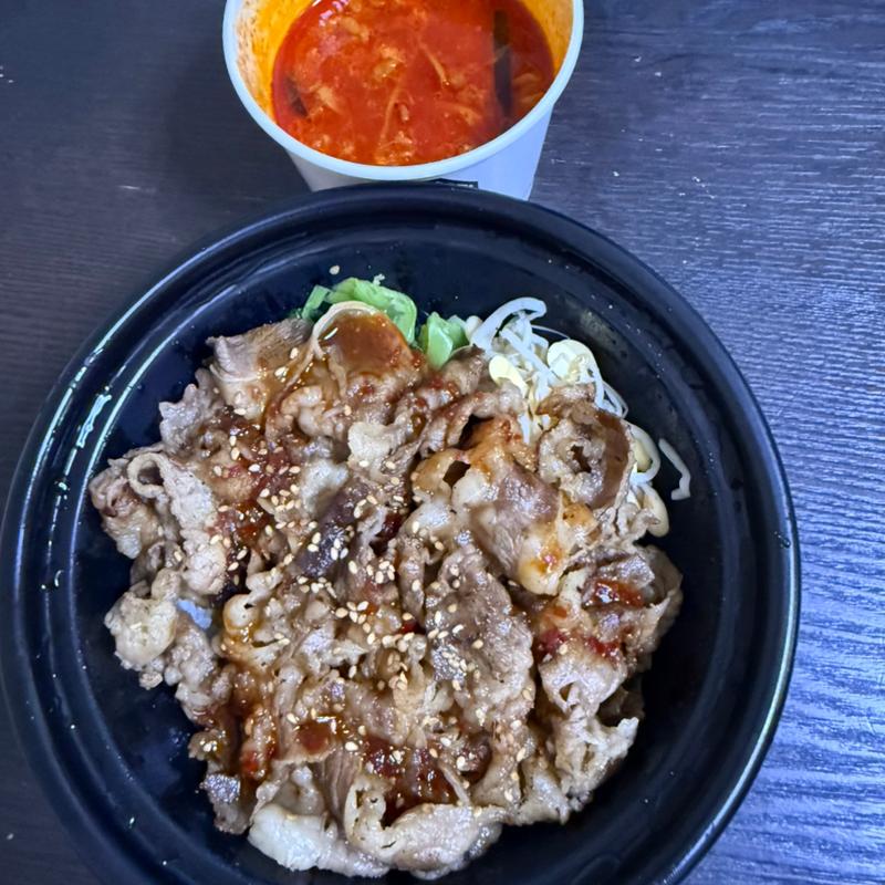 カルビ丼大盛　ミニユッケジャンスープセット(焼きたてのかるび 草加金明町店)