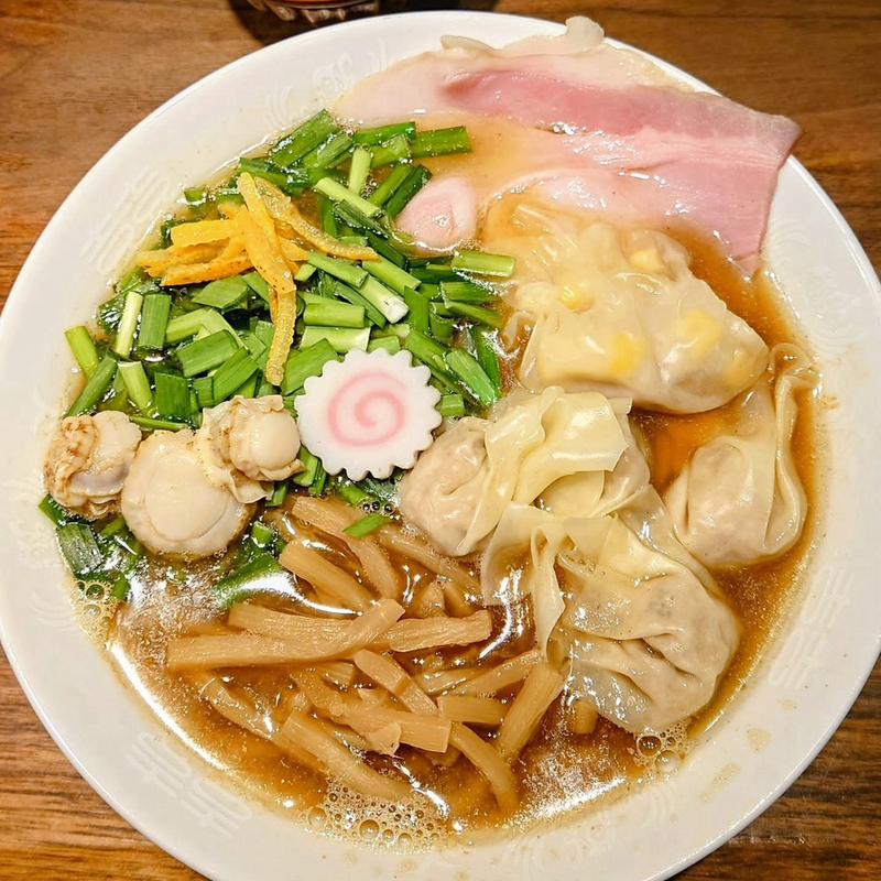 牛骨と煮干しのニラ玉雲呑麺(Tokyo Style Noodleほたて日和)