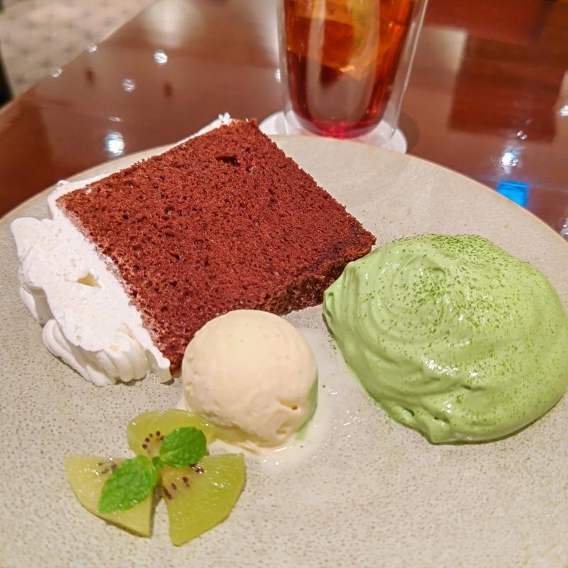 チョコレートシフォンケーキとバニラアイス  抹茶FrothyCreamを添えて (茶寮SIKI TSUBAKIYA コレットマーレみなとみらい店)