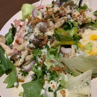 ベーコンときのこの温玉のせシーザーサラダ
