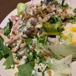 ベーコンときのこの温玉のせシーザーサラダ(ごはんとお酒 eight you)