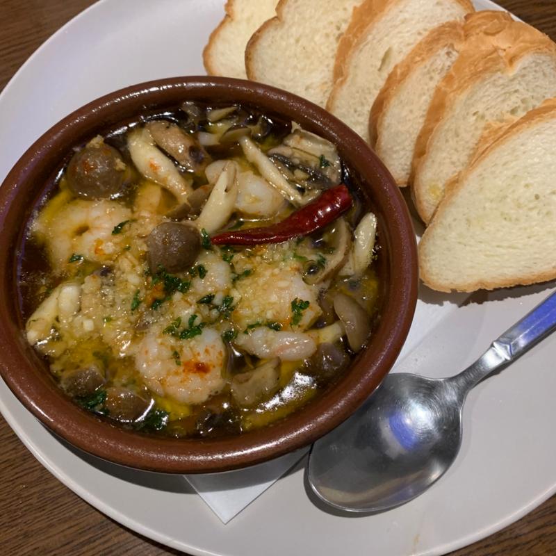 海老ときのこの具沢山アヒージョ(バゲット付き(ごはんとお酒 eight you)