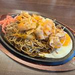 焼きそば（豚キムチ、半熟卵）