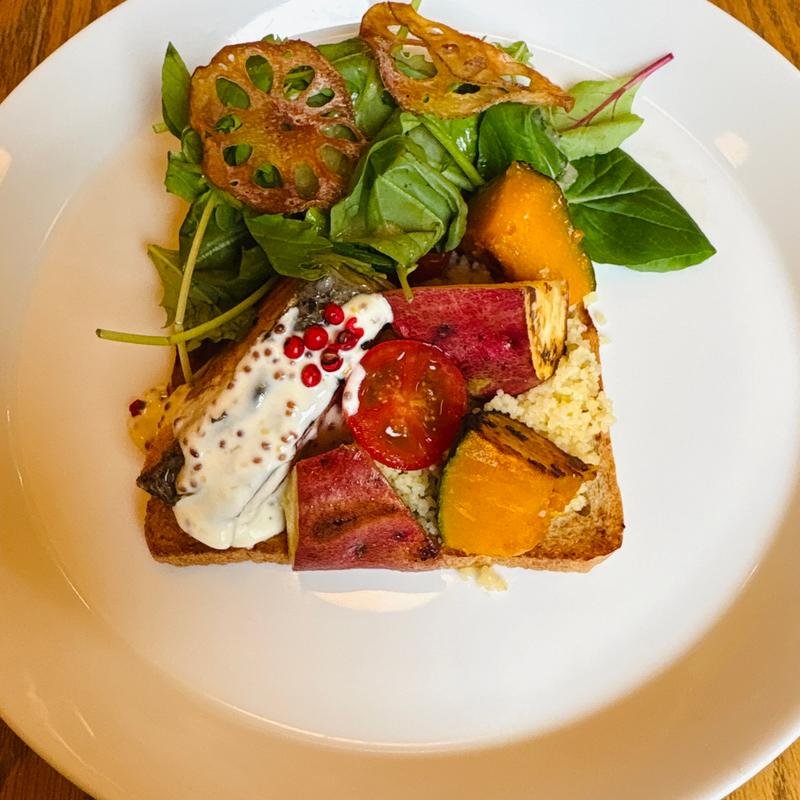 サーモンのグリルと季節野菜のスモーブロー(スモーブローキッチン 中之島)