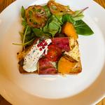 サーモンのグリルと季節野菜のスモーブロー