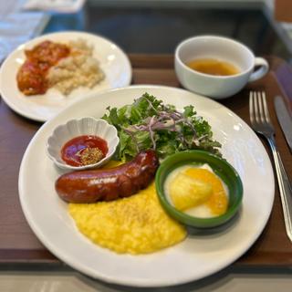 スクランブルエッグとヨーグルトのプレート