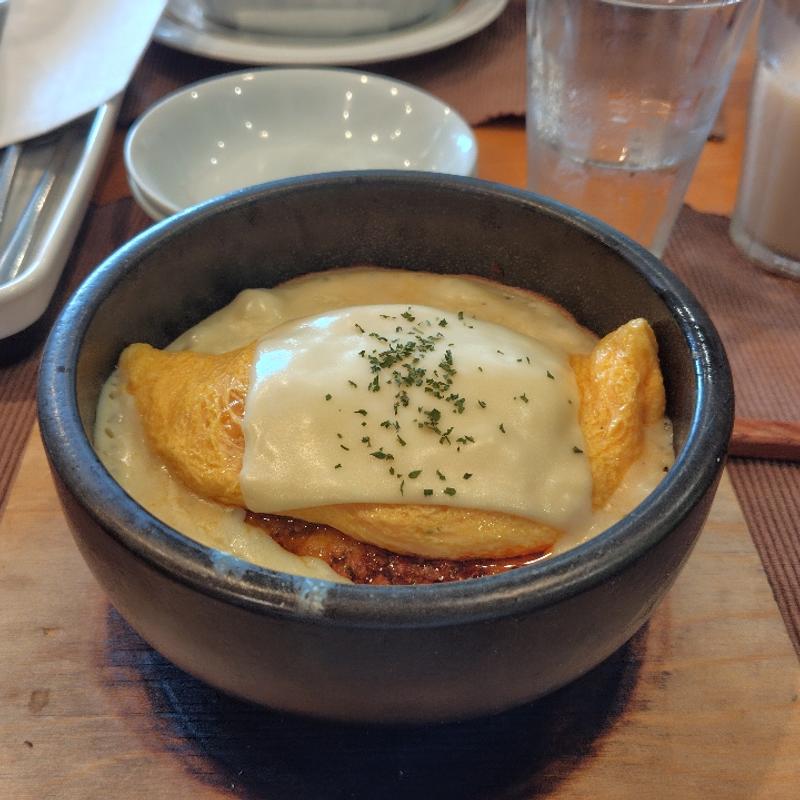 たっぷりチーズとミートソースの石焼きオムライス(洋食day's （デイズ）)