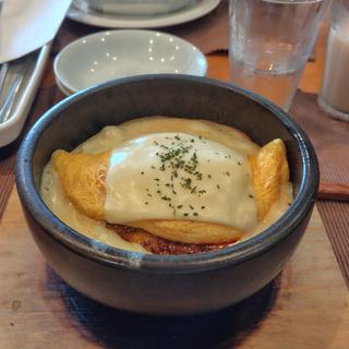 たっぷりチーズとミートソースの石焼きオムライス