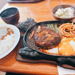 カレーとハンバーグ（ライス・サラダ・みそ汁付）
