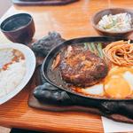カレーとハンバーグ（ライス・サラダ・みそ汁付）(カレー&ハンバーグ ヤマト 那珂川本店)