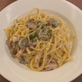 キノコとベーコンのクリームパスタ