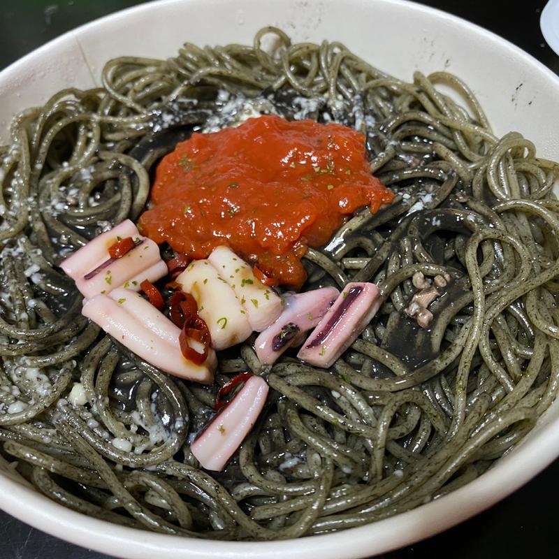 ヤミ闇やみつき イカ墨パスタ(セブン-イレブン 福津中央５丁目店)