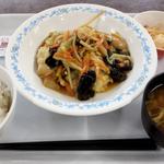 B定食(揚げ餃子の野菜餡かけ)