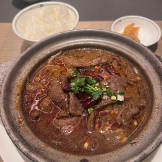 四川風 牛肉の辛味土鍋煮込み(中国飯店 倶楽湾)