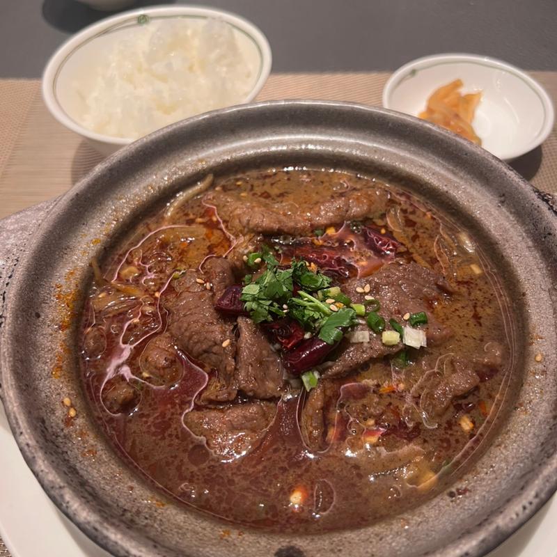 四川風　牛肉の辛味土鍋煮込み(中国飯店 倶楽湾)
