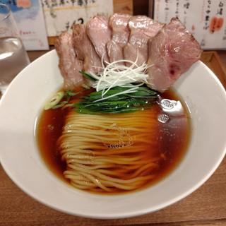 熟成鶏醤油（中太麺）肉増し(中華そば 紆折)