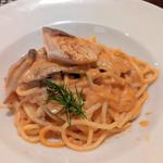 炙りサーモンとキノコのトマトクリームソース(PASTA  COVO)