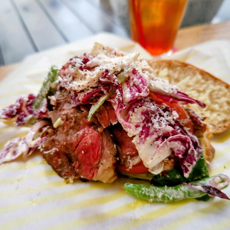 週替りサンドイッチ(オージービーフの燻製と野菜のシザーソースサンド)(フードスタンドマガリ)