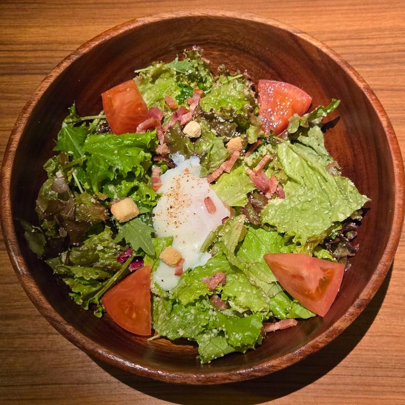 ベーコンフレークと温泉玉子のシーザーサラダ(THE PARTY)