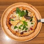 スモークチーズとチリビーンズのピザ