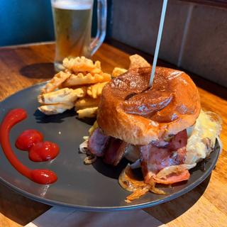 オニオンベーコンバーガーポテト付き(Warren’s Place 2.1 Burgers & Beer)