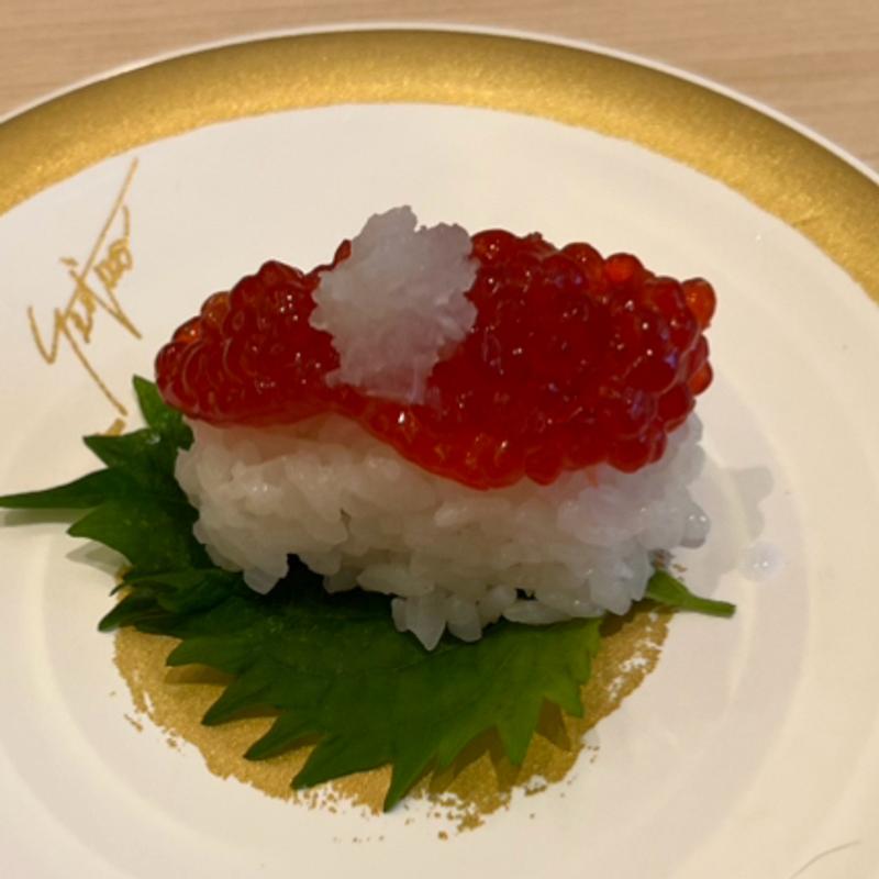 紅すじこの握り〜大葉包み〜(すし清次郎 イオンモール仙台上杉店)