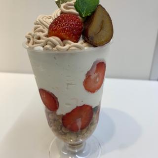 宮城苺とモンブランパフェ