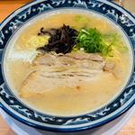 ノーマル醤油豚骨ラーメン(濃厚豚骨ラーメン 豚と小麦)