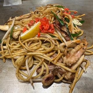 鶏せせりとキノコの塩焼きそば(お好み焼き 清十郎 阪急西宮ガーデンズ店)