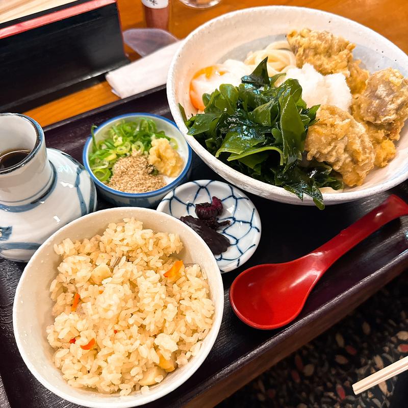 かしわ天ぶっかけうどんとかやくご飯セット(さぬきうどんのたぬき )