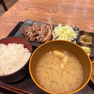 豚肩ロース炭火焼定食(しんぱち食堂 モラージュ菖蒲店)
