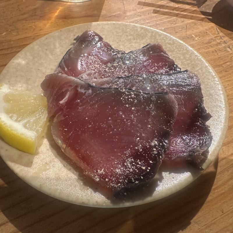 戻り鰹の燻製カルパッチョ(BEER STAND molto!! 阪急三番街店)