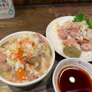 煮込みと鳥たたき(串蔵)