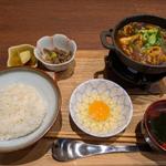 すき焼き仕立ての親子鍋定食～かしわ肉～