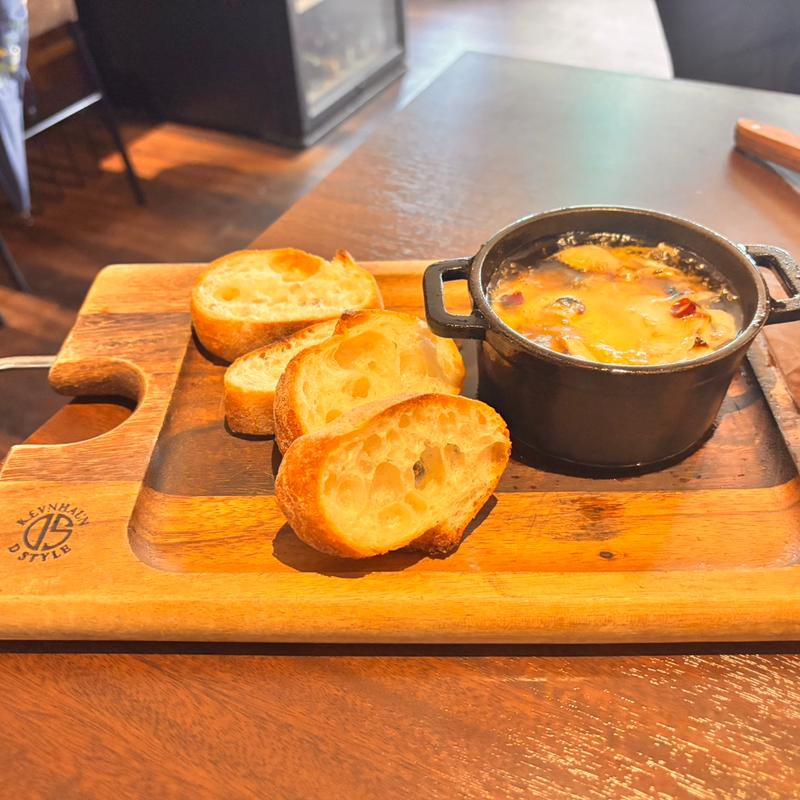 エビとブロッコリー、カマンベールのアヒージョ(cafe＆dining ballo ballo 銀座)