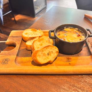 エビとブロッコリー、カマンベールのアヒージョ(cafe＆dining ballo ballo 銀座)