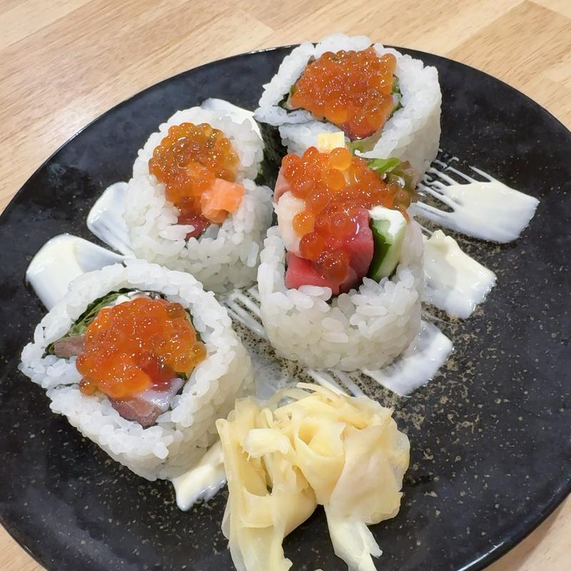豪華海鮮サラダ巻きイクラ乗せ(お鮨のかど家 ルシアス店)