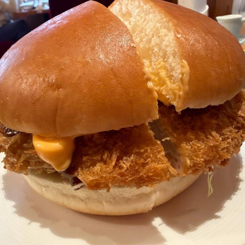 ドデカチーズメンチバーガー(コメダ珈琲店 吉祥寺西口店)