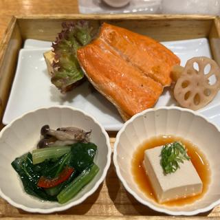 鮭定食(Hitoshinaya（ひとしなや）)