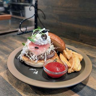 生ハムとオリーブを添えたホイップバターバーガー
