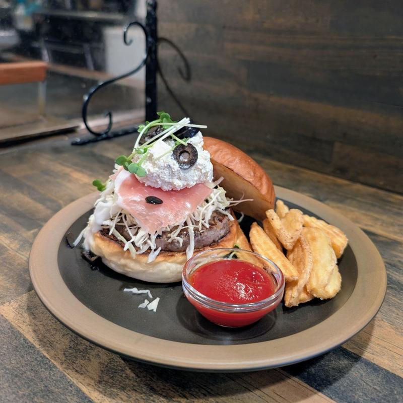 生ハムとオリーブを添えたホイップバターバーガー(ココペリ)