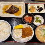 ヒラス焼きとカキフライ定食：豚汁＋明太子付き