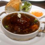 煮込みハンバーグと牛肉の赤ワインソース