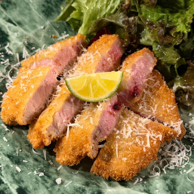 黒豚ロースのカツレツ　岩塩とチーズで(ギルガメ食堂)