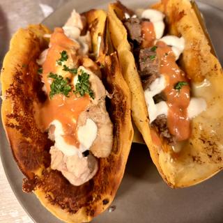 BEKグリルチーズ&チキンタコスとBEKグリルチーズ&ビーフタコス(Blue Entrance Kitchen)