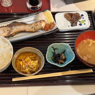 天然ぶりの塩だれ焼き(和食とお酒 きいろ 青山店)