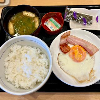 目玉焼きベーコン朝食