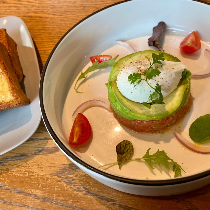 サーモンのタルタルとアボカドとポーチドエッグ ディルソース(マーサーブランチ)