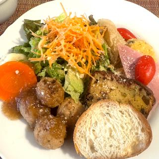 いろいろ乗ってるプレートランチ（スープ・パケット付）(Cafe T)
