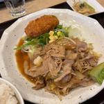 日替わり　豚肉と野菜の焼肉風炒めと牛肉コロッケ(絆 旬の肴と和み酒場)